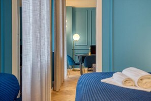 A hotel room with a bed, a desk, and a chair. - VivimiHome-Suite Topazio, Luxury Apartment (Milan)