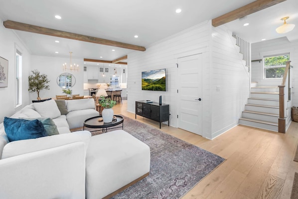Casa, varias camas, chimenea, vista al jardín (Northern Charm) | Área de sala de estar