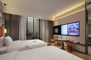 A hotel room with two beds, a TV, a small table, and a chair. - FUNGEE S Hotel IFS Chaozong Street (Changsha)