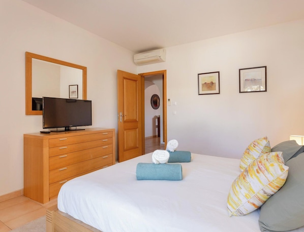 Iron/ironing board, free WiFi, bed sheets - Spacious Apartment—Swimming Pools—Jacuzzi in Praia da Luz (Luz)