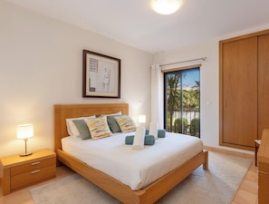Iron/ironing board, free WiFi, bed sheets - Spacious Apartment—Swimming Pools—Jacuzzi in Praia da Luz (Luz)