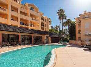 Indoor pool, outdoor pool - Spacious Apartment—Swimming Pools—Jacuzzi in Praia da Luz (Luz)