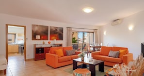 TV - Spacious Apartment—Swimming Pools—Jacuzzi in Praia da Luz (Luz)