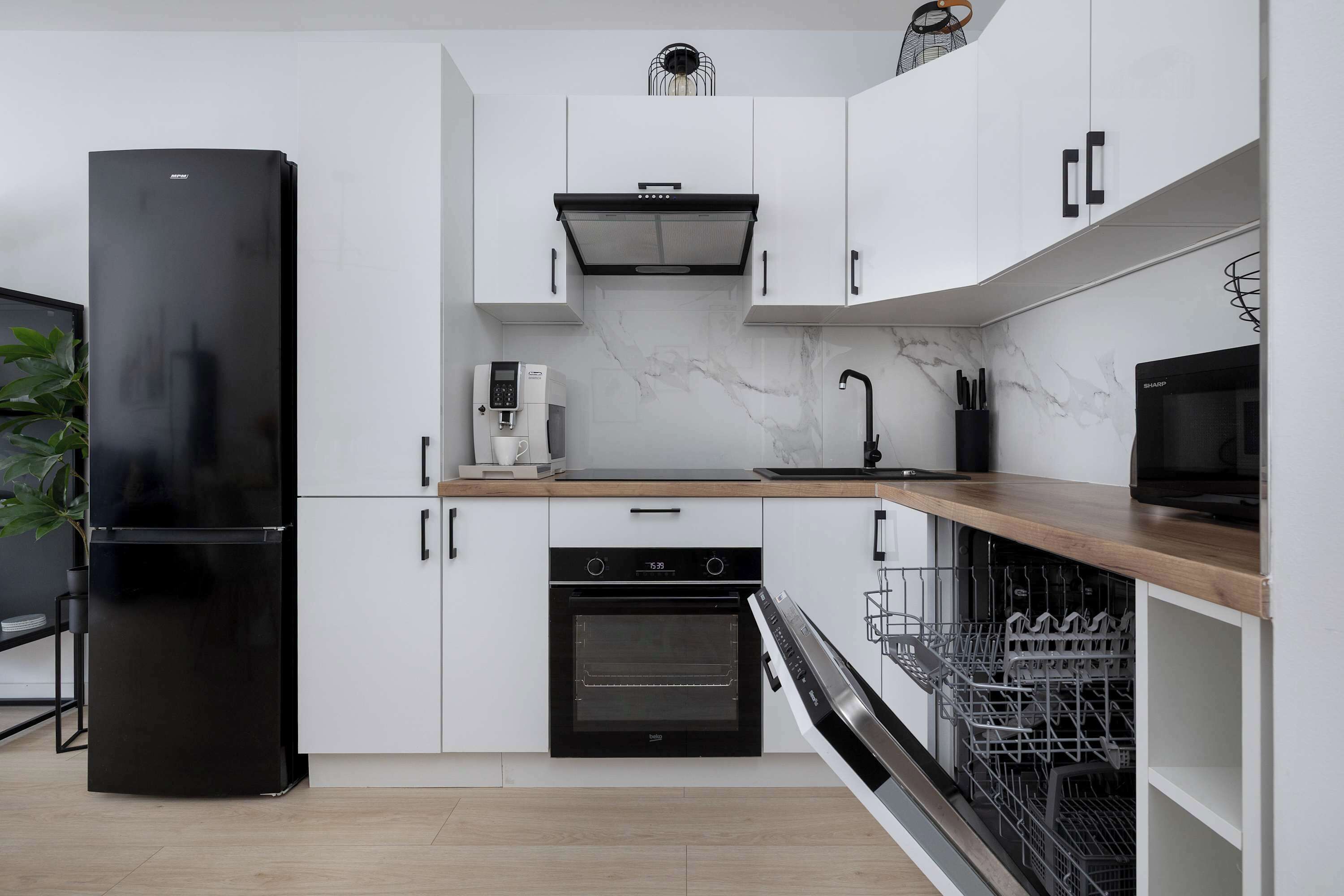 Wasserkocher mit Kaffee-/Teezubehör, Kühlschrank, Mikrowelle, Ofen