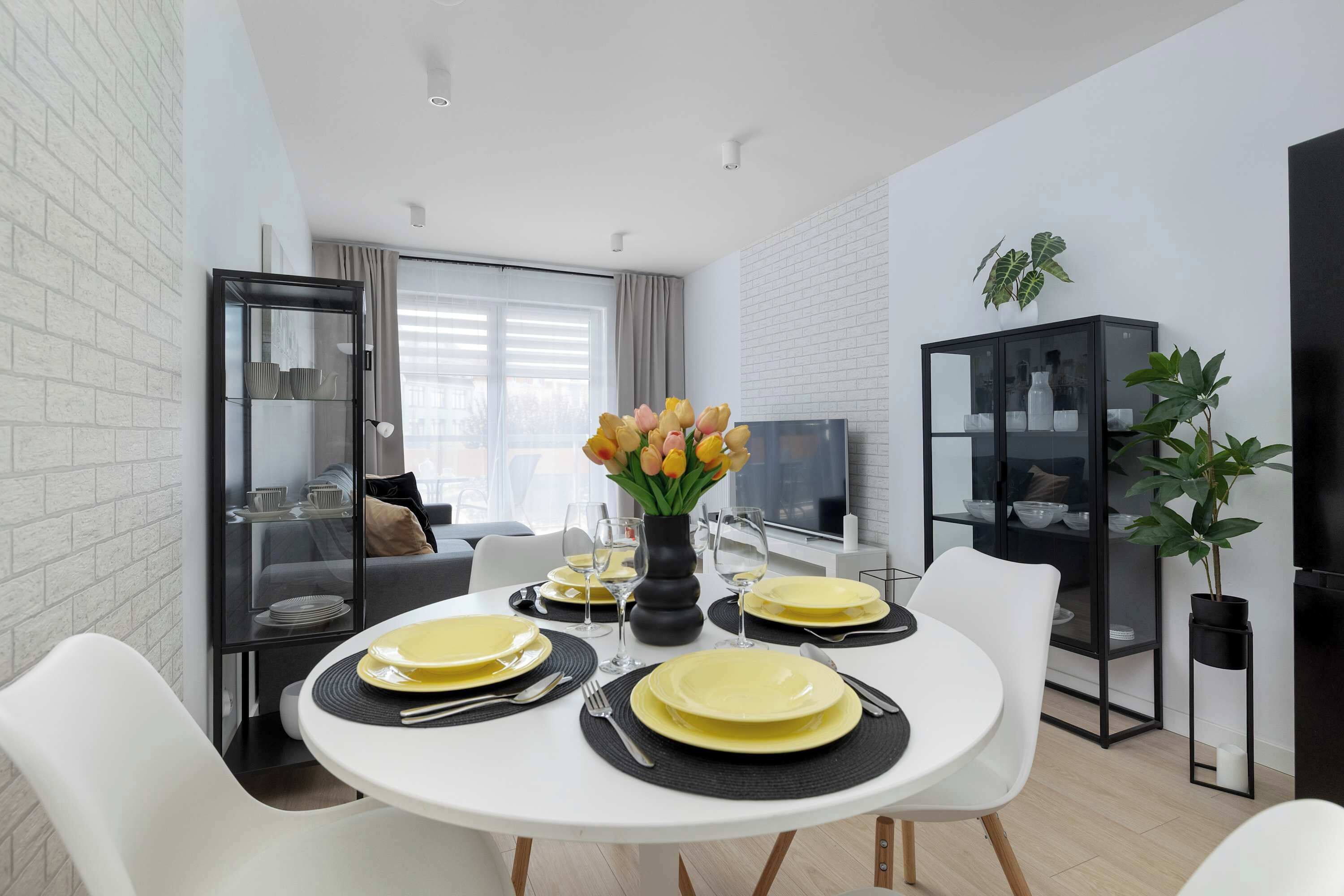 Ein modernes Wohnzimmer mit Essbereich für vier Personen.