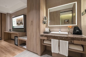 Classic-Doppelzimmer, Stadtblick | Badezimmer | Dusche, kostenlose Toilettenartikel, Haartrockner, Hausschuhe
