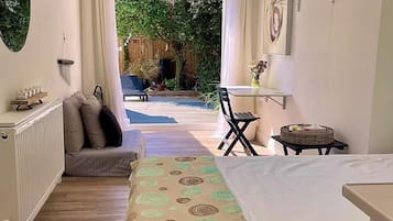 Tabla de planchar con plancha, wifi gratis y ropa de cama