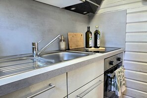Wasserkocher mit Kaffee-/Teezubehör, Kühlschrank, Ofen, Herdplatte