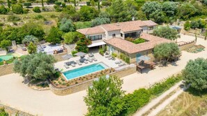 A two-story house with a swimming pool, surrounded by trees and a garden. - MAISON BAOU ET CHOCOLAT (La Cadiere-d'Azur)