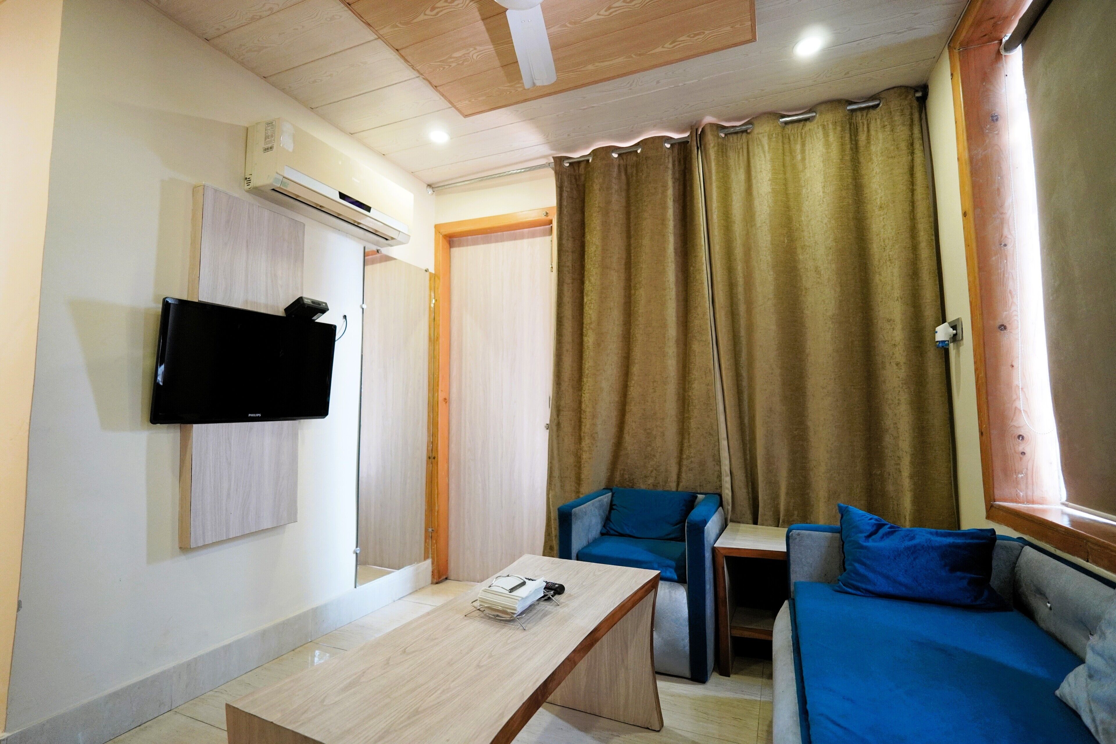 Deluxe Room, Mountain View | Living area