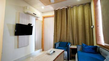 Deluxe Room, Mountain View | Living area