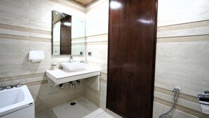 Deluxe Room, Mountain View | Bathroom