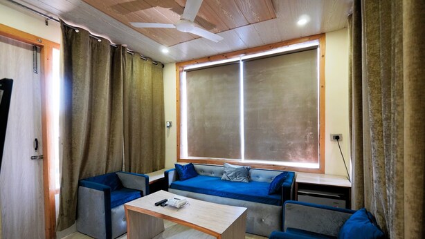 Deluxe Room, Mountain View | Living area