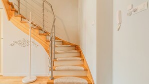 Un escalier moderne avec une finition en bois et des rampes en métal.