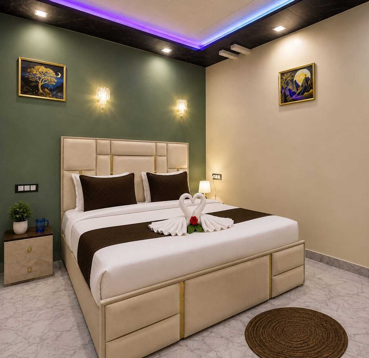 Quarto de hotel com cama, mesas de cabeceira, arte nas paredes e uma luminária no teto.