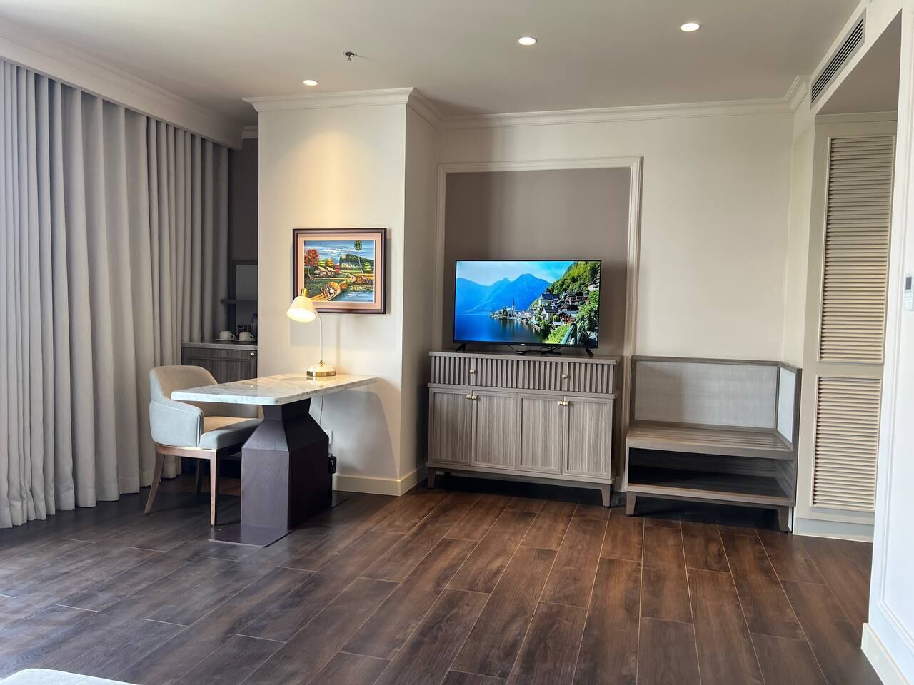 Deluxe Double Room, Balcony, City View | Interior
