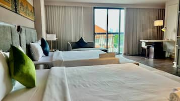 Ein Hotelzimmer mit zwei Betten, einem Schreibtisch und Blick ins Freie.