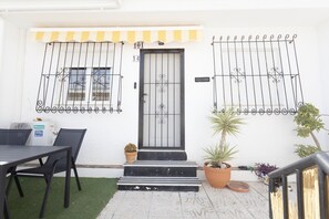Outdoor dining - Ultra modern Camposol 2 bed with MASSIVE community pool! (Mazarrón)