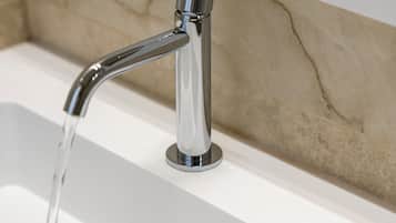 Superior Double Room | Bathroom | Shower, towels, soap, shampoo
