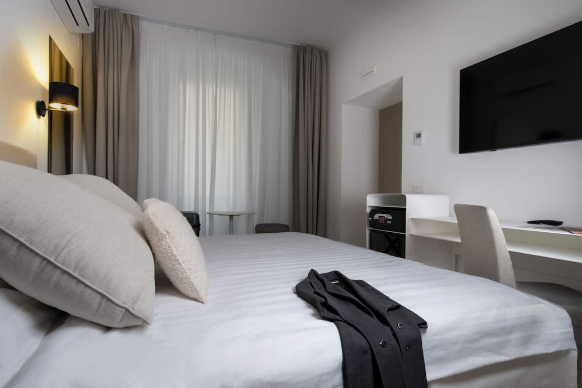 Deluxe-huone | Työpöytä, kannettavalle tietokoneelle sopiva työtila, pimennysverhot