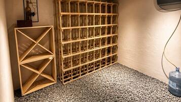 Ein Zimmer mit Holzboden, einem integrierten Weinkühlschrank und einem Wasserspender.