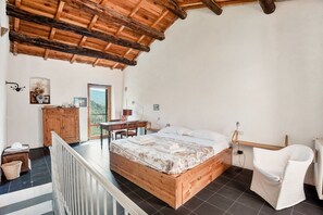 Ein Schlafzimmer mit einem hölzernen Bett, einem Schreibtisch und einem Stuhl.