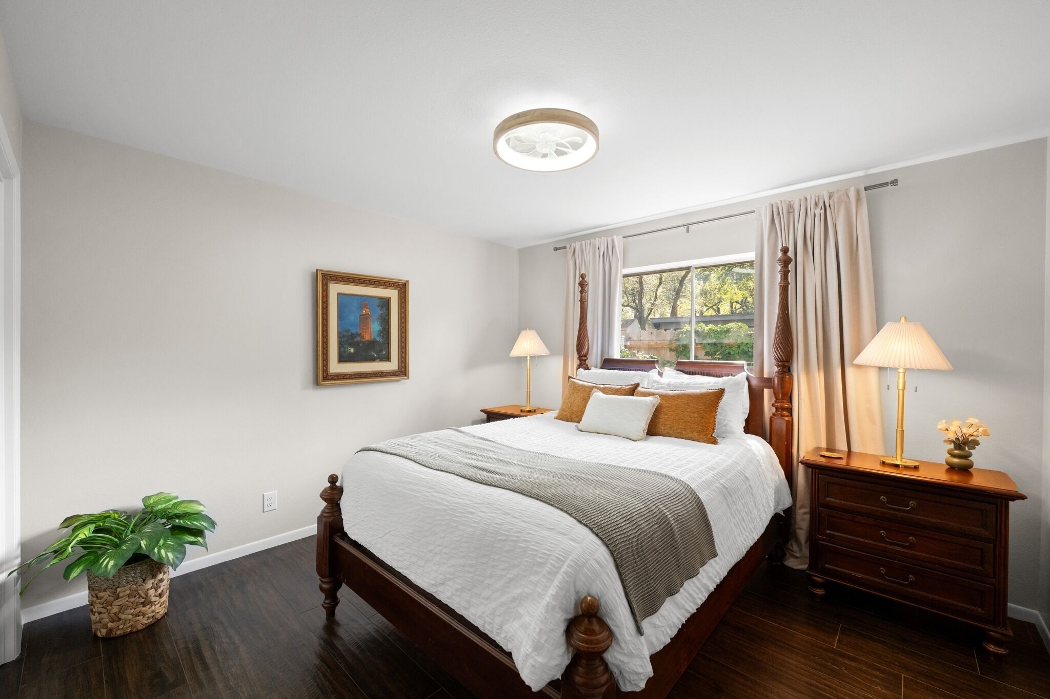 4 bedrooms, iron/ironing board, internet, bed sheets