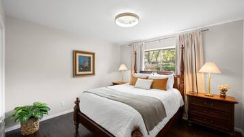 4 bedrooms, iron/ironing board, internet, bed sheets
