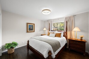 4 bedrooms, iron/ironing board, Internet, bed sheets - Casablanca Retreat | Spacious NW Hills Escape (Austin)