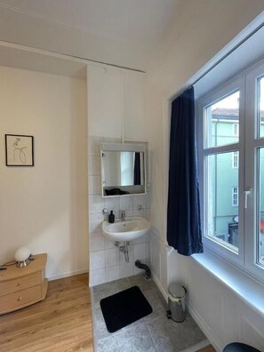 Family Room, City View | Bathroom - Haus zum Rütli (Chur)
