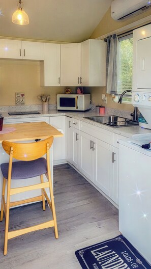 Bloc d'apartaments, vistes al jardí | Cuina privada