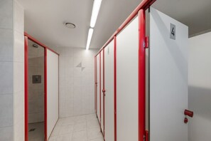 Ein Flur mit Schließfächern, einer Tür mit der Nummer 4 und einem gefliesten Boden.