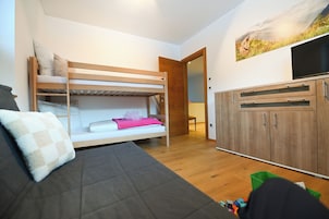 Superior Chalet, Mountain View | Blackout curtains, soundproofing, iron/ironing board, free WiFi
