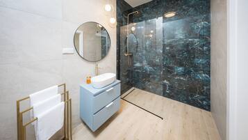 Departamento (B 2) | Baño | Regadera, secadora de cabello, toallas