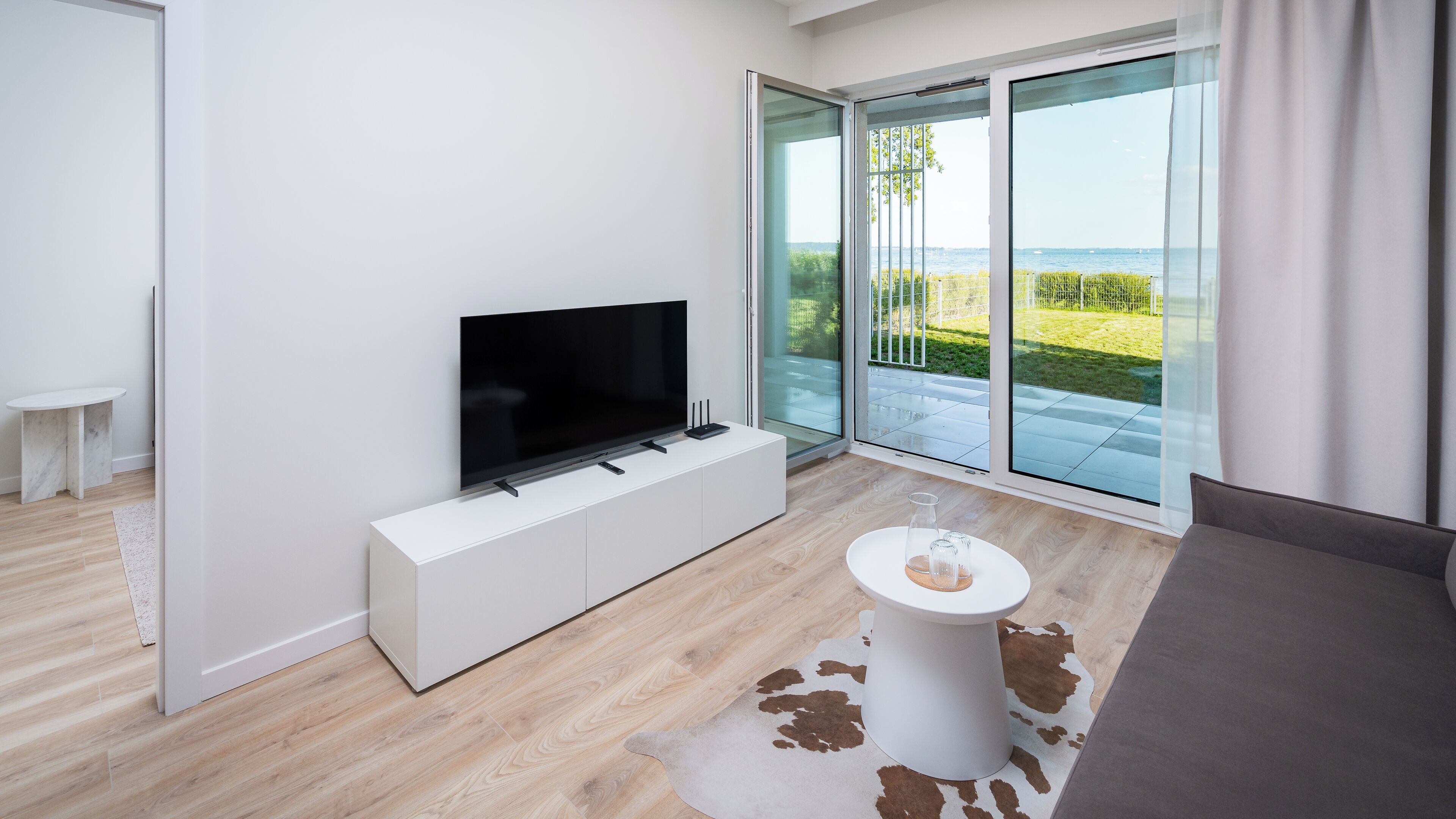 Appartement (B 2) | Woonruimte | Een 30-inch flatscreentelevisie met digitale zenders