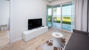 Apartment (B 2) | Living area | 30-inch flat-screen TV with digital channels - Apartamenty Sun & Snow Lowen Marina (Giżycko)