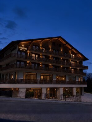 Un hôtel à plusieurs étages, doté de balcons et d’une enseigne indiquant « Mont Fort Boutique Hotel ».