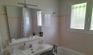 Bathroom - Vrbo Property (Messanges)