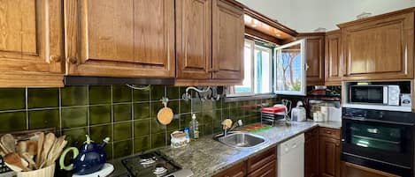 Coffee/tea maker, fridge, microwave, oven