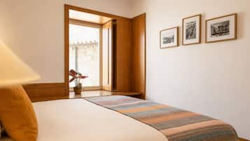 Iron/ironing board, WiFi (free), bed sheets
