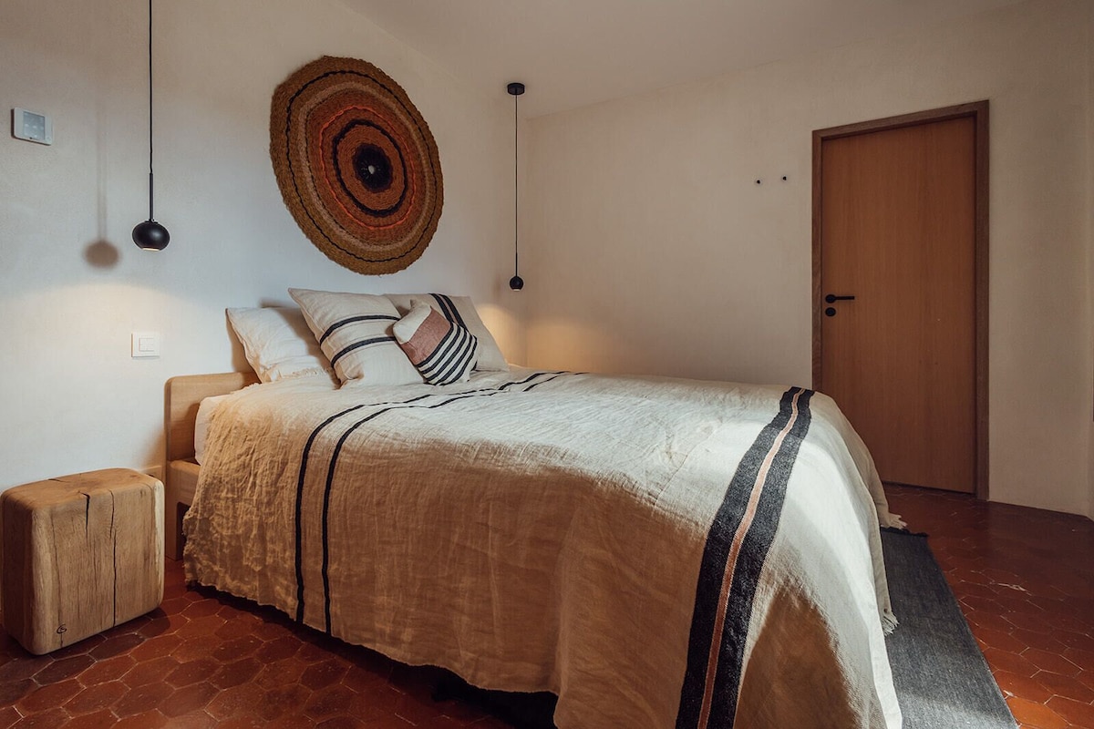 Double Room, Hill View | Peti besi dalam bilik, meja, ruang kerja komputer riba 