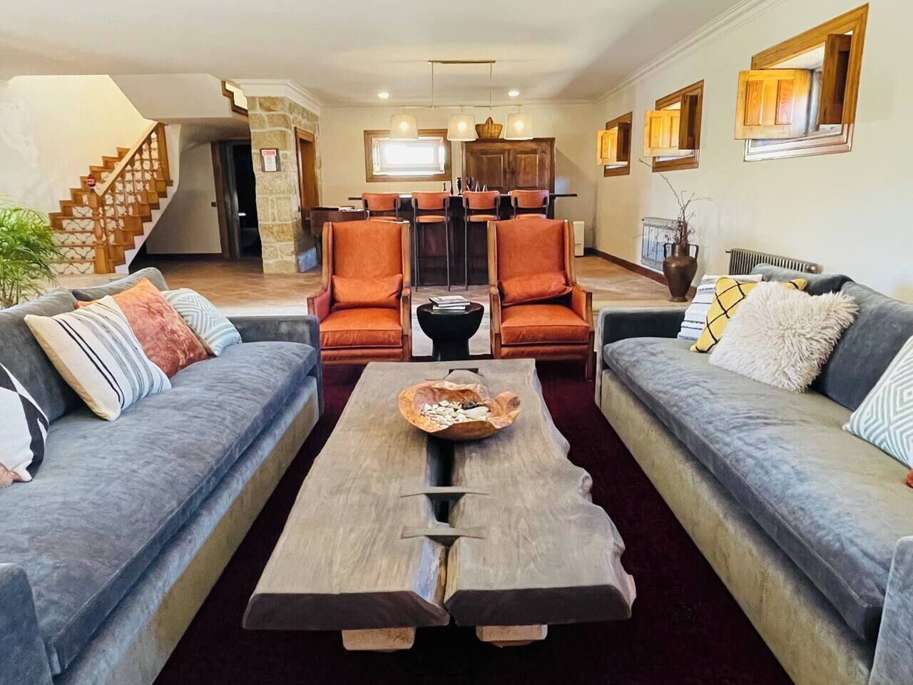 Un salon comprenant deux canapés, une table basse et un coin repas avec des chaises et une table.