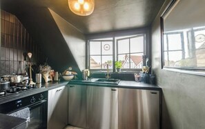 Private kitchen - Bright, Calm and Trendy 2 Bedroom West London Flat (London)