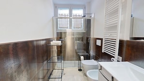A bathroom with a glass shower enclosure, a white toilet, and a white sink. - Come a Casa Tua Milano (Milano)