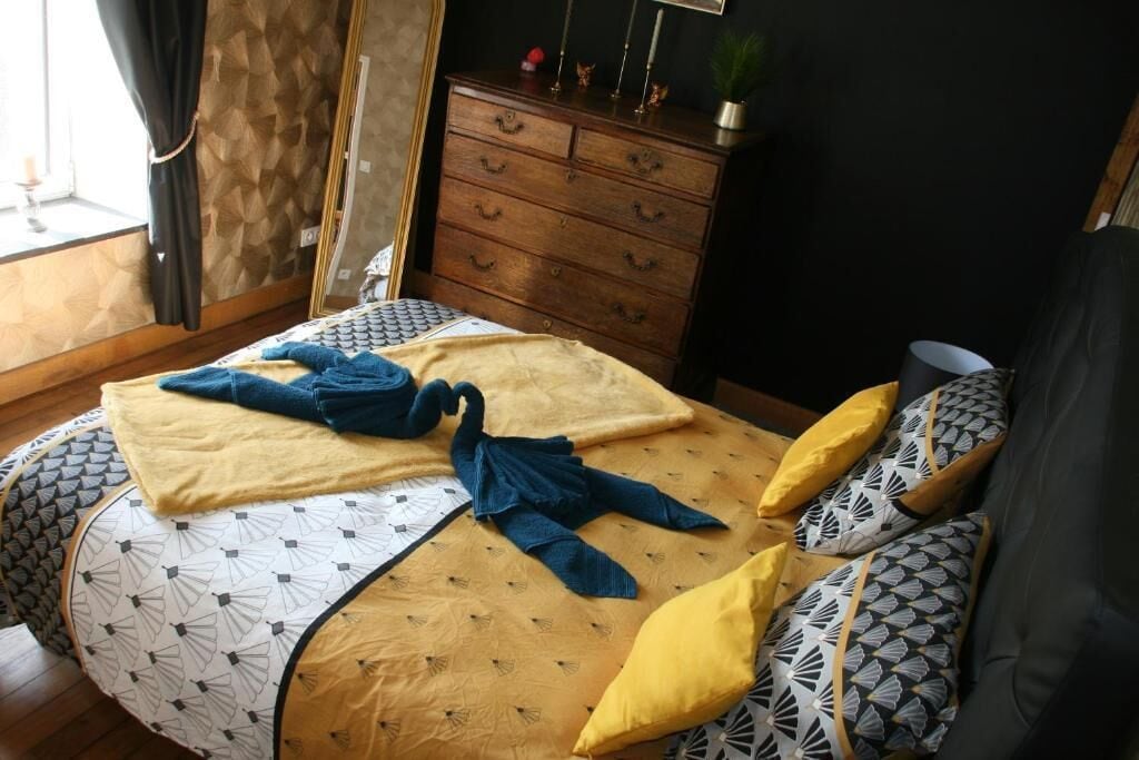 Une chambre à coucher avec un lit, une commode et une fenêtre.