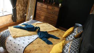 Une chambre à coucher avec un lit, une commode et une fenêtre.