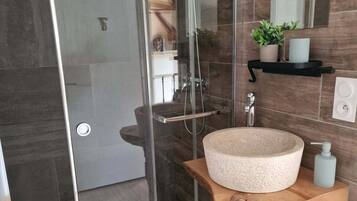 Klassieke tweepersoonskamer, uitzicht op de stad | Badkamer