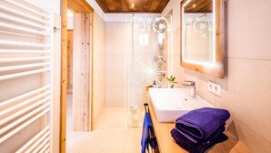 Shower, pengering rambut, handuk, dan sabun