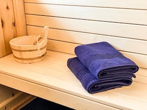 A wooden bench with a woven basket and folded towels. - Ferienhaus Mandlberggut by Apart4you (Radstadt)