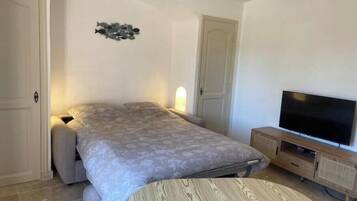 Iron/ironing board, WiFi, bed sheets